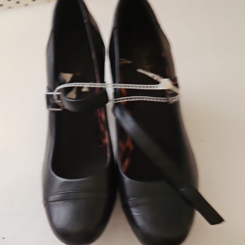 Elegant NWOT Clarks  Black Women's Shoes 6